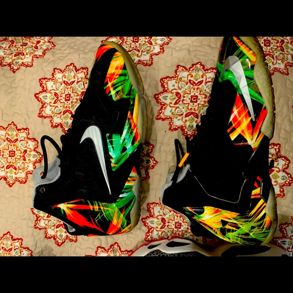 LeBron kids sneaker size 6.5 youth NIKE